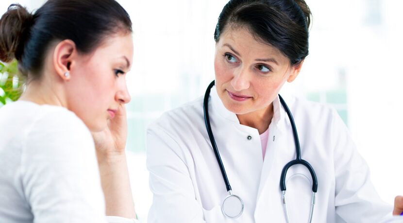 Arst nõustab patsienti augmentatsiooni mammoplastika näidustuste osas.