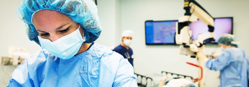 Kirurgid, kes teevad plastilist kirurgiat rindade suurendamiseks