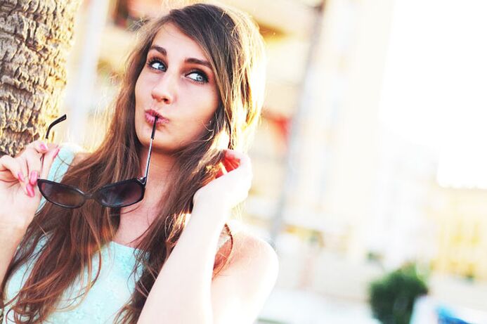 Tüdruk mõtleb, kas ta peaks rindade suurendamiseks iluoperatsioonile minema.